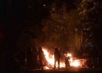 Πεδίο μάχης τα Εξάρχεια: Oδοφράγματα, φωτιές και μολότοφ