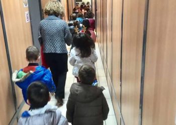 «Πλημμύρισε» από φωνές, χαμόγελα και ευχές το Δημαρχείο