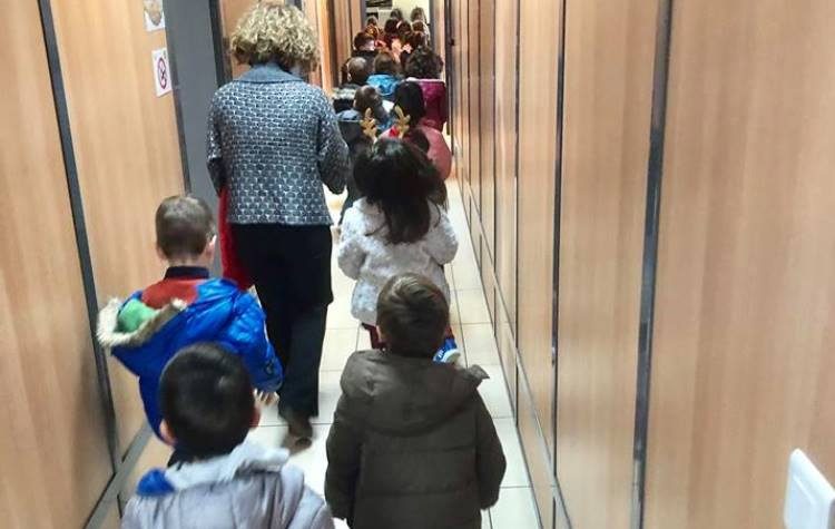 «Πλημμύρισε» από φωνές, χαμόγελα και ευχές το Δημαρχείο