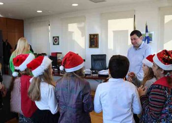 «Πλημμύρισε» με ευχές και καλάντα το γραφείο του Δημάρχου