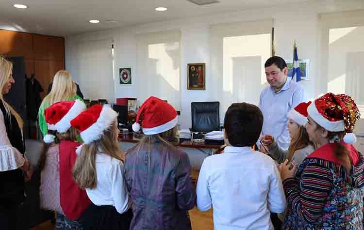 «Πλημμύρισε» με ευχές και καλάντα το γραφείο του Δημάρχου