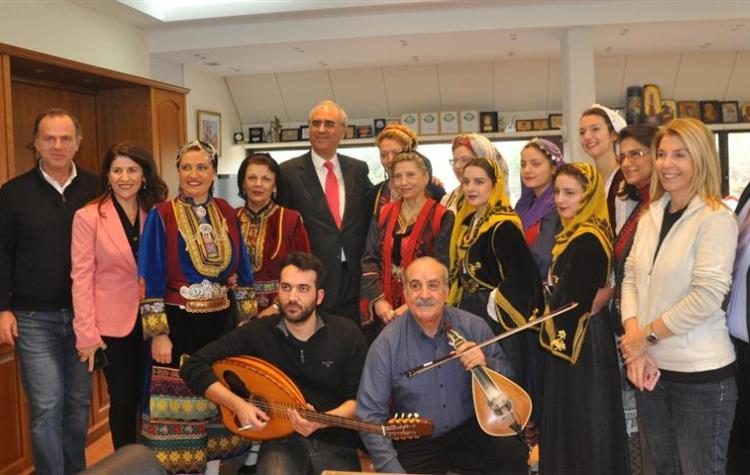 Πρωτοχρονιάτικα κάλαντα και γιορτινή ατμόσφαιρα στο Δημαρχείο