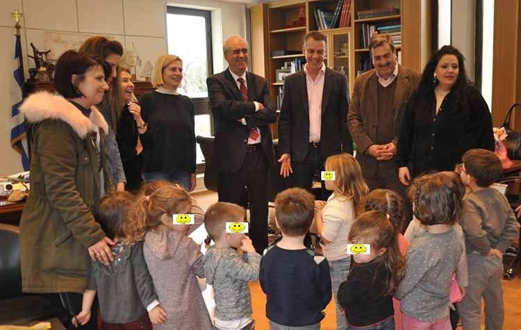 Έψαλαν τα κάλαντα στον δήμαρχο Κηφισιάς