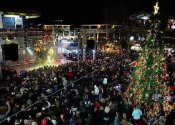 Βίσση και Σχοινάς άναψαν τα χριστουγεννιάτικα δέντρα στον Δήμο