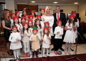 Παιδικά κάλαντα του Ομίλου για την UNESCO Βορείων Προαστίων στον Γιώργο Πατούλη