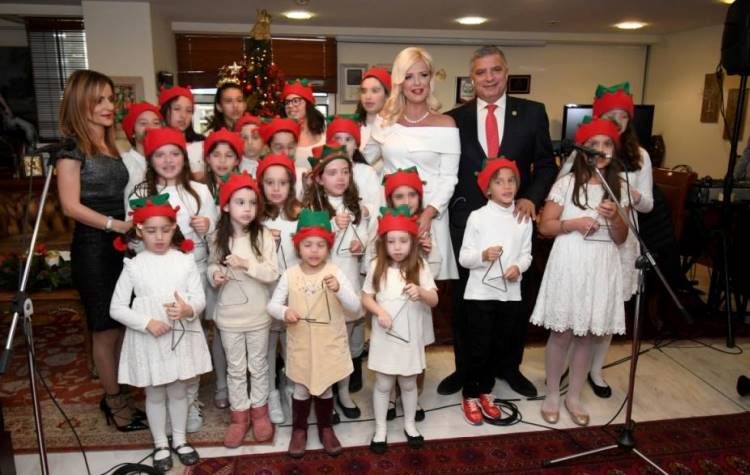 Παιδικά κάλαντα του Ομίλου για την UNESCO Βορείων Προαστίων στον Γιώργο Πατούλη