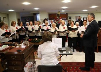 Μελωδική «Καλή Χρονιά» από τα ΚΑΠΗ Αμαρουσίου στον δήμαρχο