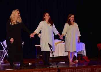 Ο Δήμαρχος στους «Καθρέφτες» στο Δημοτικό Θέατρο Πεύκης