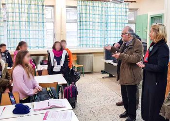 Παράδοση ηλεκτρονικών υπολογιστών σε σχολεία από την Περιφέρεια Αττικής