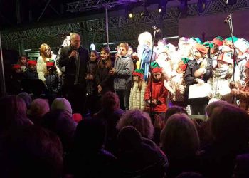 Ευχές με…  Ρομποτική στο άναμμα του δένδρου