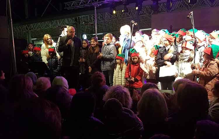 Ευχές με…  Ρομποτική στο άναμμα του δένδρου