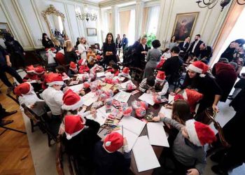 Κάλαντα στον Αλέξη Τσίπρα: Γέμισε παιδικές φωνές το Μαξίμου