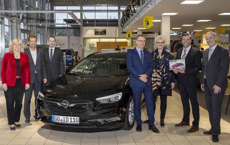 Συμβολικό ρεκόρ του Opel Insignia σε κλίμα γιορτής