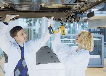 Οι πελάτες Volkswagen συναρμολογούν το δικό τους e - Golf στη Δρέσδη