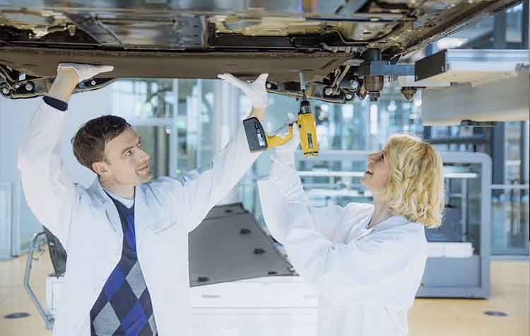 Οι πελάτες Volkswagen συναρμολογούν το δικό τους e - Golf στη Δρέσδη