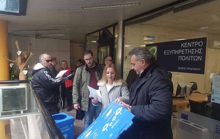 Πάνω από 400 μπλε οικιακοί κάδοι μοιράστηκαν στην πρώτη διανομή