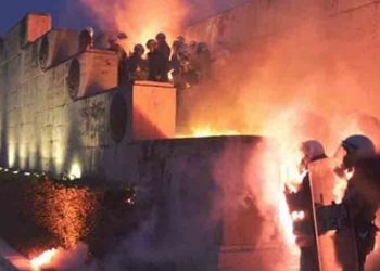 Επεισόδια έξω από τη Βουλή: «Βροχή» χημικών και πετροπόλεμος