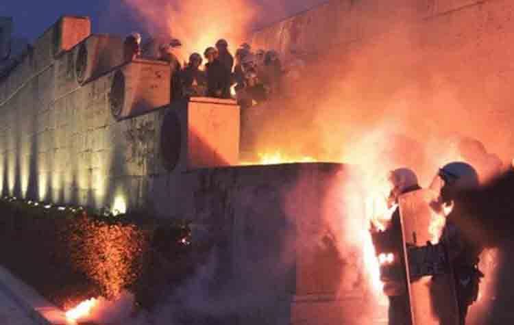 Επεισόδια έξω από τη Βουλή: «Βροχή» χημικών και πετροπόλεμος