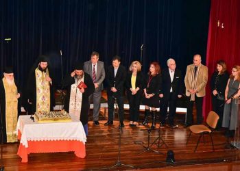 Βράβευση Γιώργου Κουράση στη κοπή πίτας του ΠΕ.Α.Π