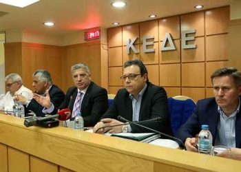 Κάλεσμα Πατούλη σε Φάμελλο για τη διαχείριση απορριμμάτων