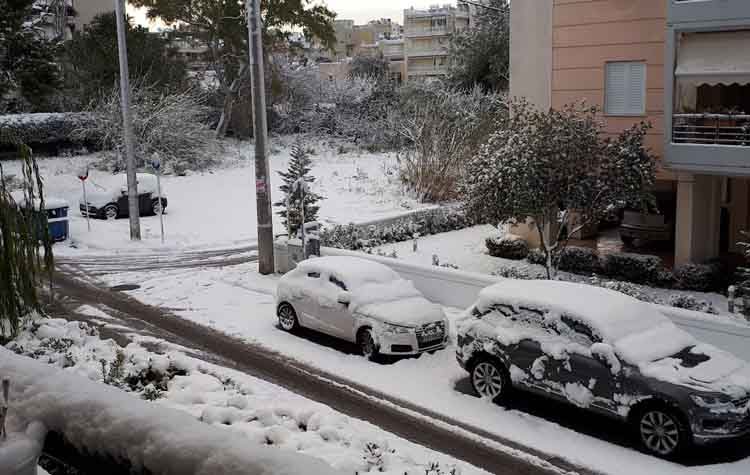 Στα λευκά «ντύθηκαν» τα Βόρεια Προάστια - Έκτακτα μέτρα της τροχαίας
