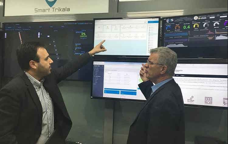 Ξενάγηση του Γιάννη Θεοδωρακόπουλου στο στρατηγείο «της έξυπνης πόλης» των Τρικάλων