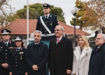 Εθιμοτυπική προσφορά δώρων στον τροχονόμο Κηφισιάς