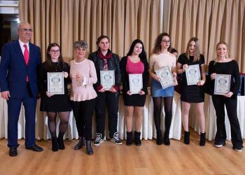 Ο Δήμος Κηφισιάς βράβευσε τους πρωτοετείς φοιτητές