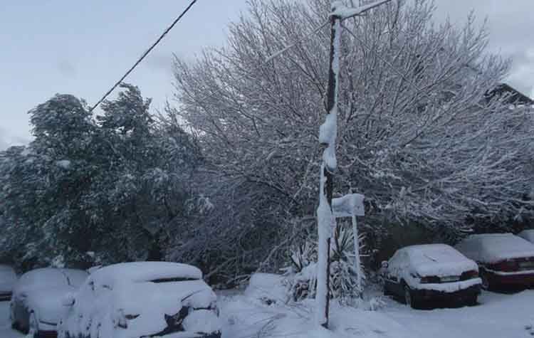 Στα λευκά «ντύθηκαν» τα Βόρεια Προάστια - Έκτακτα μέτρα της τροχαίας