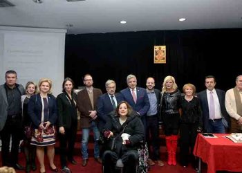 H γυναικεία ενδυμασία μέσα από τη νεοελληνική ζωγραφική