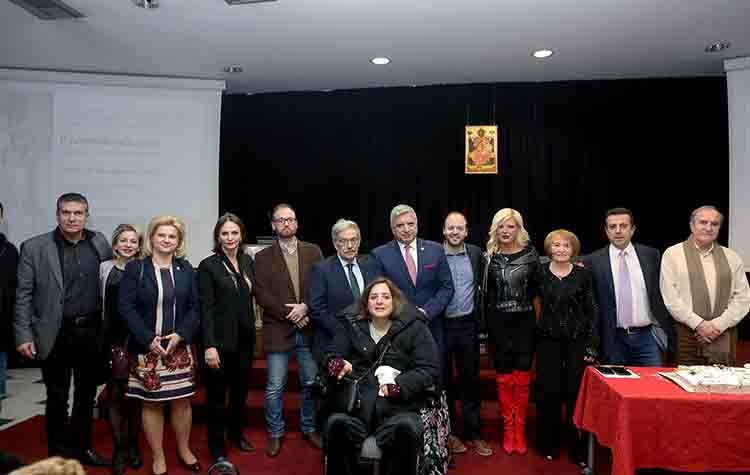 H γυναικεία ενδυμασία μέσα από τη νεοελληνική ζωγραφική