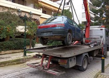 Συνεχίζεται η απομάκρυνση εγκαταλελειμμένων οχημάτων