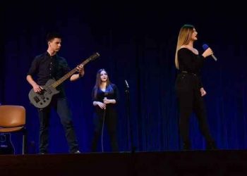 Οι μαθητές του 2ου ΓΕΛ τραγούδησαν για τα παιδιά της Κιβωτού του Κόσμου