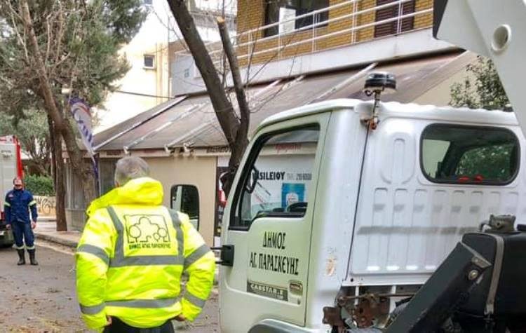 Διαδοχικές επιχειρήσεις συνεργείων του Δήμου για τα καιρικά προβλήματα