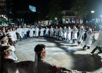 Ξεφάντωσαν μικροί και μεγάλοι με αποκριάτικο στυλ