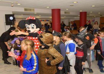 Οι μαθητές ξεφάντωσαν στο αποκριάτικο πάρτι του ΠΕΑΠ