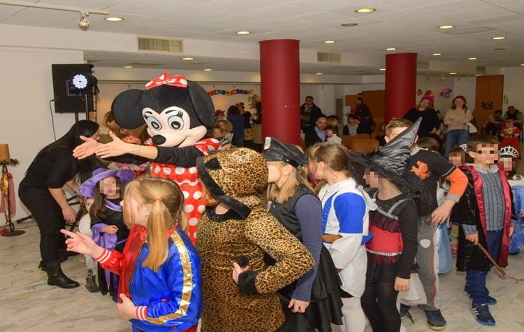 Οι μαθητές ξεφάντωσαν στο αποκριάτικο πάρτι του ΠΕΑΠ