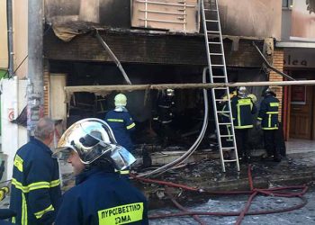 Φωτιά σε κατάστημα στο κέντρο του Χαλανδρίου