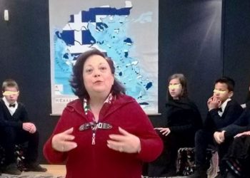 Στη γιορτή του 6ου Δημοτικού για την 25η Μαρτίου η Ρένα Χαλιώτη