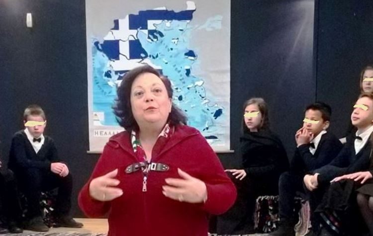 Στη γιορτή του 6ου Δημοτικού για την 25η Μαρτίου η Ρένα Χαλιώτη