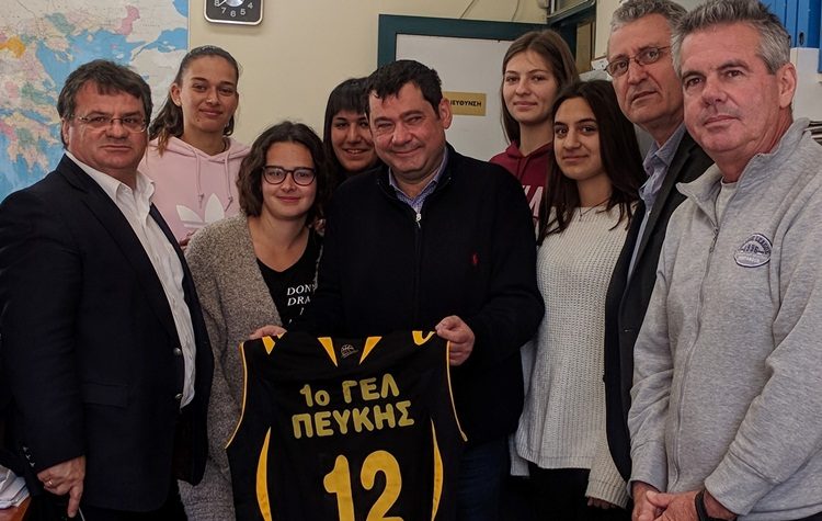Δίπλα στις πρωταθλήτριες του Α’ Λυκείου Πεύκης ο Δήμαρχος