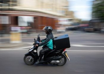 «Στηρίζουμε την απεργία των εργαζομένων οδηγών δικύκλου»