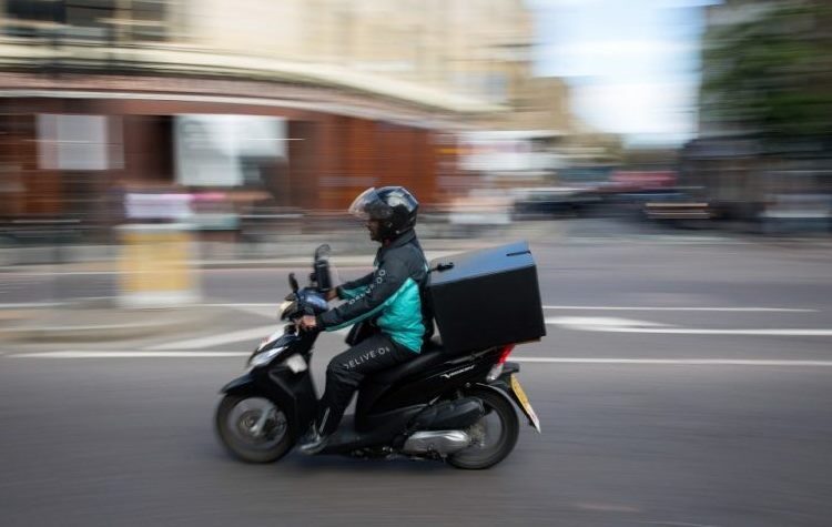 «Στηρίζουμε την απεργία των εργαζομένων οδηγών δικύκλου»