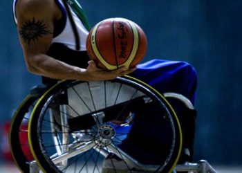 Γήπεδο μπάσκετ με αμαξίδιο στα σύνορα Αμαρουσίου - Πεύκης