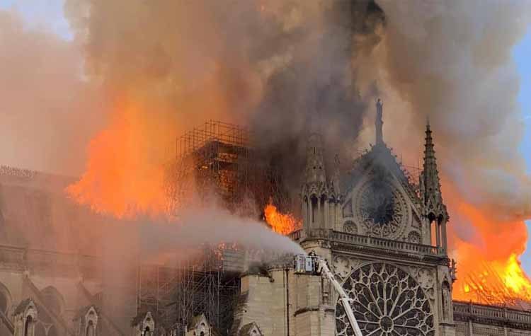 Yπό έλεγχο η πυρκαγιά στην Παναγία των Παρισίων - Μεγάλη καταστροφή