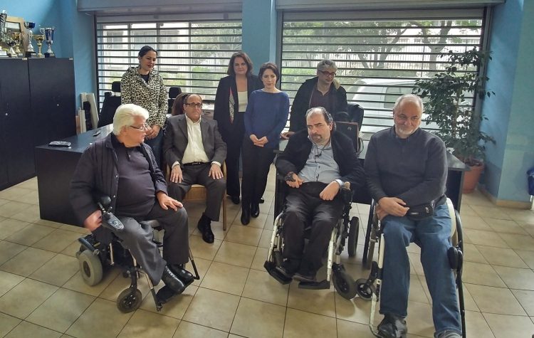 Με εκπροσώπους του Πανελληνίου Συλλόγου Παραπληγικών συναντήθηκε η Αγγελική Παπάζογλου
