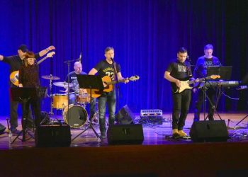 Ο Γιάννης Σαββιδάκης ξεσήκωσε το κοινό στο Δημοτικό Θέατρο