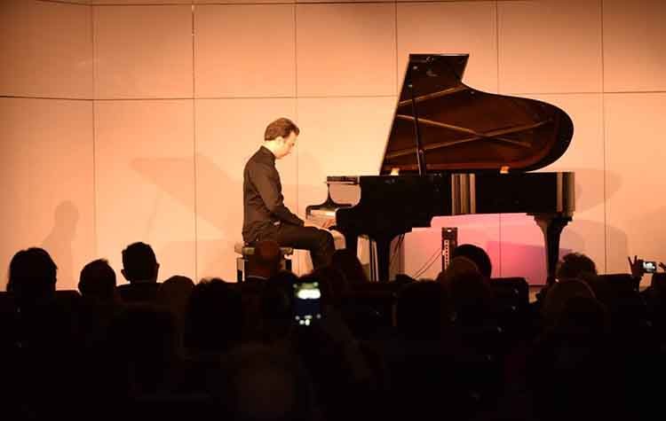 «Μάγεψε» το κοινό ο σολίστ Βασίλης Βαρβαρέσος