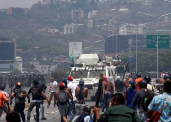 Βενεζουέλα: Σε νέες διαδηλώσεις καλεί ο Γκουαϊδό - Μαδούρο: Απέτυχε το «πραξικόπημα»