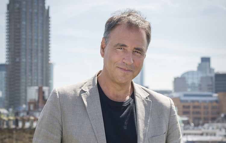 Ο Anthony Horowitz στην τελετή απονομής των Βραβείων Βιβλίου Public